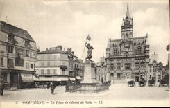 CPA Compiegne La Place de l'Hotel de Ville 