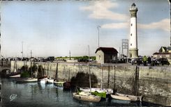 CPA Riva Bella Le Port et le Phare Bateaux de peche