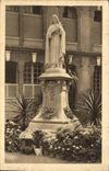 CPA La satue de Sainte Therese de l'Enfant Jesus dans la cour d'entree du Carmel de Lisieux 