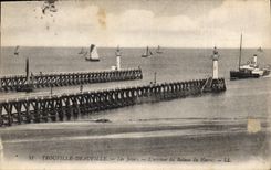 CPA Trouville Deauville Les Jetees L'arrivee du Bateau du Havre 