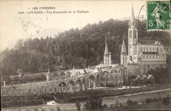 CPA Les Pyrenees Lourdes vue d'ensemble de la Basilique 