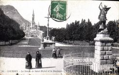 CPA Lourdes la Statue de Saint Michel et la Basilique 