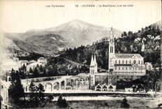 CPA Les Pyrenees Lourdes la Basilique vue de cote 