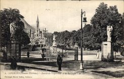 CPA Lourdes Hautes Pyrenees Entree de l'Esplanade et la Basilique 