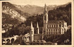 CPA Lourdes les Rampes et la Basilique au fond l'Arbiden 