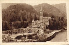 CPA Lourdes vue d'ensemble sur la Basilique 