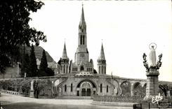 CPA Lourdes l'Esplanade et la Basilique 