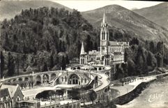 CPA Lourdes vue d'ensemble sur la Basilique 