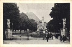 CPA Lourdes l'Entree de la Basilique 