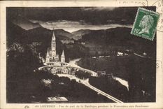 CPA Lourdes Vue de nuit de la Basilique pendant la Procession aux flambeaux 