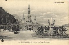CPA Les Pyrenees Lourdes La Basilique et la Vierge Couronnee 