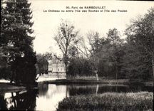 CPA Parc de Rambouillet Le Chateau vu entre l'Ile des Roches et l''Ile des Poules 