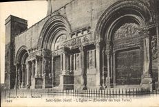 CPA Saint Gilles Gard l'Eglise Ensemble des trois Portes 