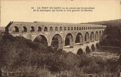 CPA Le Pont du Gard vu en amont sur le penchant de la montagne qui borde la rive gauche du Gardon 