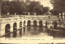 CPA Nimes Jardin de la Fontaine La Grande Piscine 