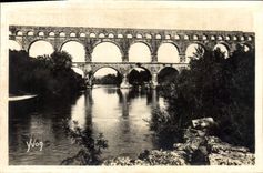 CPA La Douce France Environs de Nimes Gard Le pont du Gard 