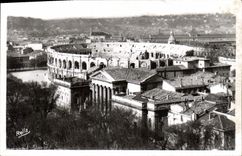 CPA Nimes Gard Vue generale et les Arenes Romaines 