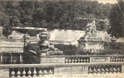 CPA Nimes Jardin de la Fontaine Statue de la Source 