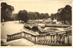 CPA La Douce France Nimes Gard Jardin de la Fontaine vue d'ensemble des bains Romains 