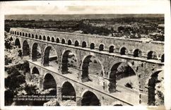 CPA Le Pont du Gard vu du sommet de la Montagne qui borde la rive droite du Gardon 