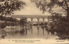 CPA Le Pont du Gard vu de face en amont sur la rive droite du Gardon 