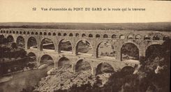 CPA Vue d'ensemble du Pont du Gard et la route qui le traverse 