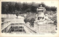 CPA double Nimes Jardins de la Fontaine les Bains Romains Nimes la Maison Carree et le Theatre 