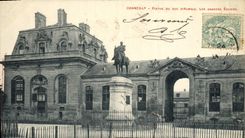 CPA Chantilly Statue du Duc d'Aumale les grandes Ecuries 