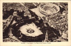 CPA Nimes Les Arenes La Place de la Fontaine Pradier 