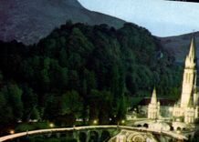 CPA Lourdes La Basilique Illuminee et la Procession aux flambeaux 