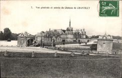 CPA Vue generale et entree du Chateau de Chantilly 