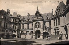 CPA Chateau de Pierrefonds Cour d'Honneur 