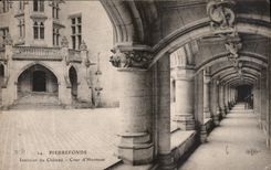CPA Pierrefonds Interieur du Chateau Cour d'Honneur 