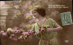 CPA Voici la guirlande d'amour Qui va nous leir pour toujours Femme