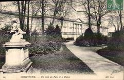CPA Compiegne Un coin de Parc et le Palais 
