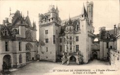 CPA Chateau de Pierrefonds L'escalier d'Honneur le Donjon et la Chapelle 