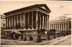 CPA Nimes Gard La Maison Carree et le Theatre 