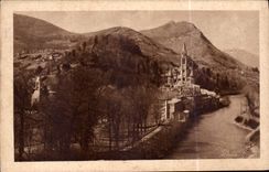 CPA Lourdes La Basilique et le Monument 