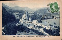 CPA Lourdes La Basilique Vue plongeante 