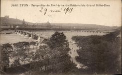 CPA Lyon Perspective du Pont de la Guillotiere et du Grand Hotel Dieu 
