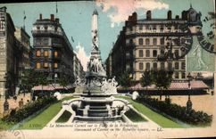 CPA Lyon Le Monument sur la Place de la Republique 