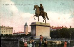 CPA Lyon Statue de Louis XIV place Bellecour Enfants