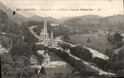 CPA Lourdes L'Esplanade et la Basilique Vues du Chateau Fort 
