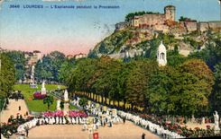 CPA Lourdes L'Esplanade pendant la Procession 