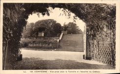 CPA Compiegne Vue prise sous la Tonnelie et l'escalier du Chateau 