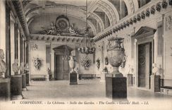 CPA Compiegne Le Chateau Salle des Gardes 