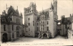 CPA Pierrefonds Le Chateau L'Escalier d'Honneur le Donjon et la Chapelle 