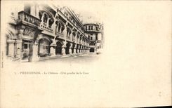 CPA Pierrefonds Le Chateau Cote gauche de la Cour 