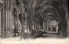 CPA Noyon la Cathedrale le Cloitre 