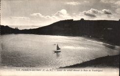 CPA Perros Guirec C du N lever du soleil devant la Baie de Trestrignel 